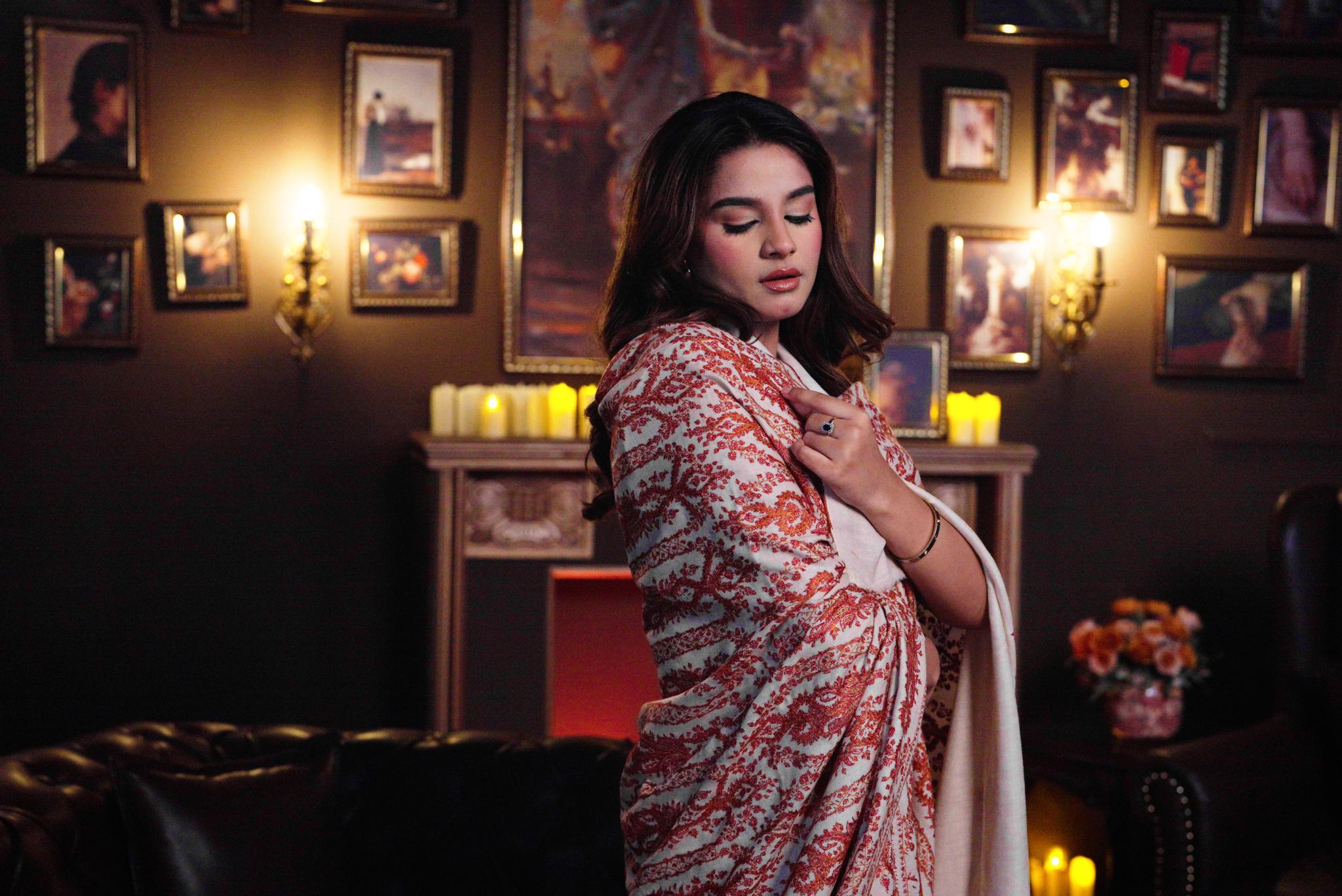 White Bloom - Limited Edition Handwoven Pashmina Shawl - Image 6