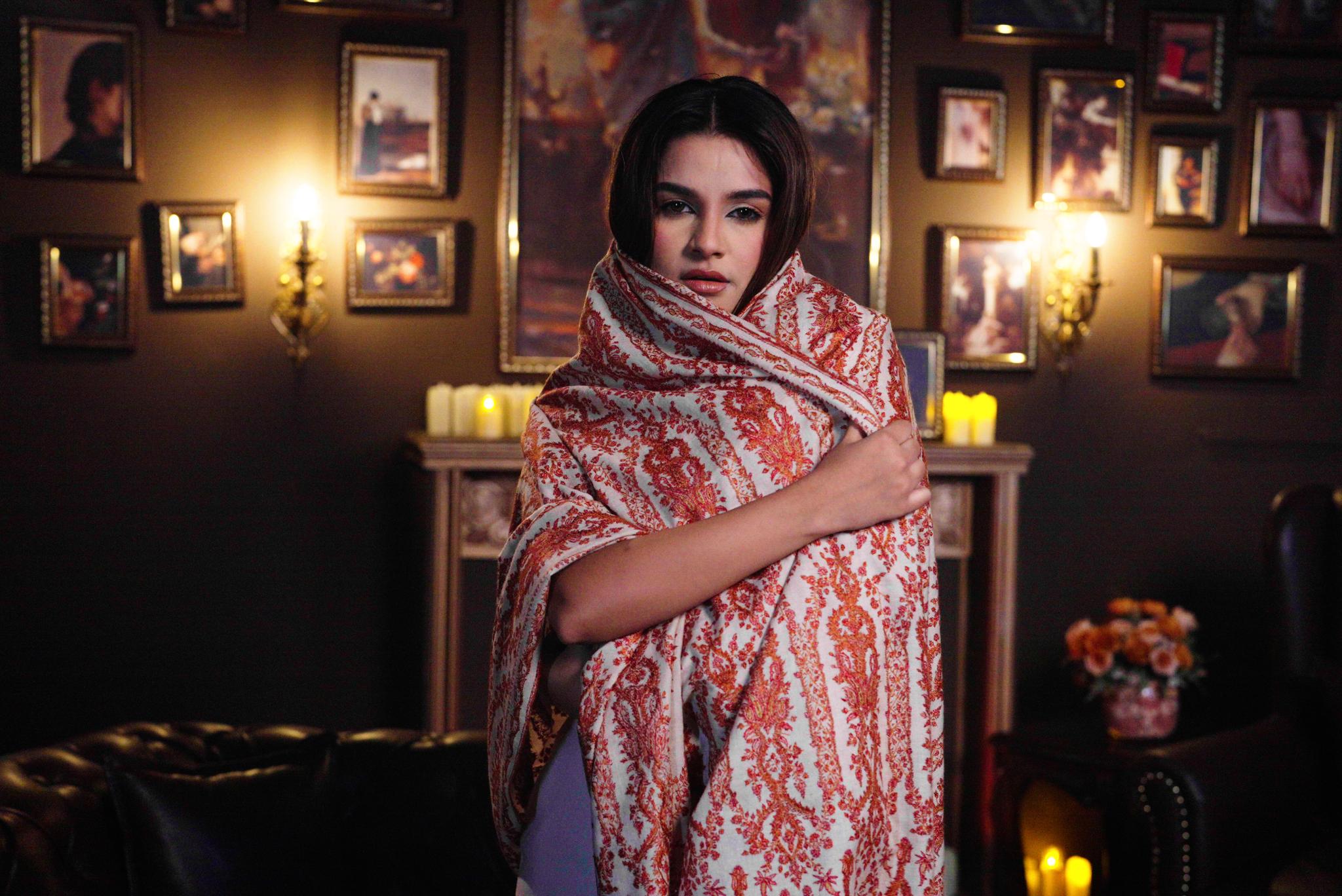 White Bloom - Limited Edition Handwoven Pashmina Shawl - Image 2